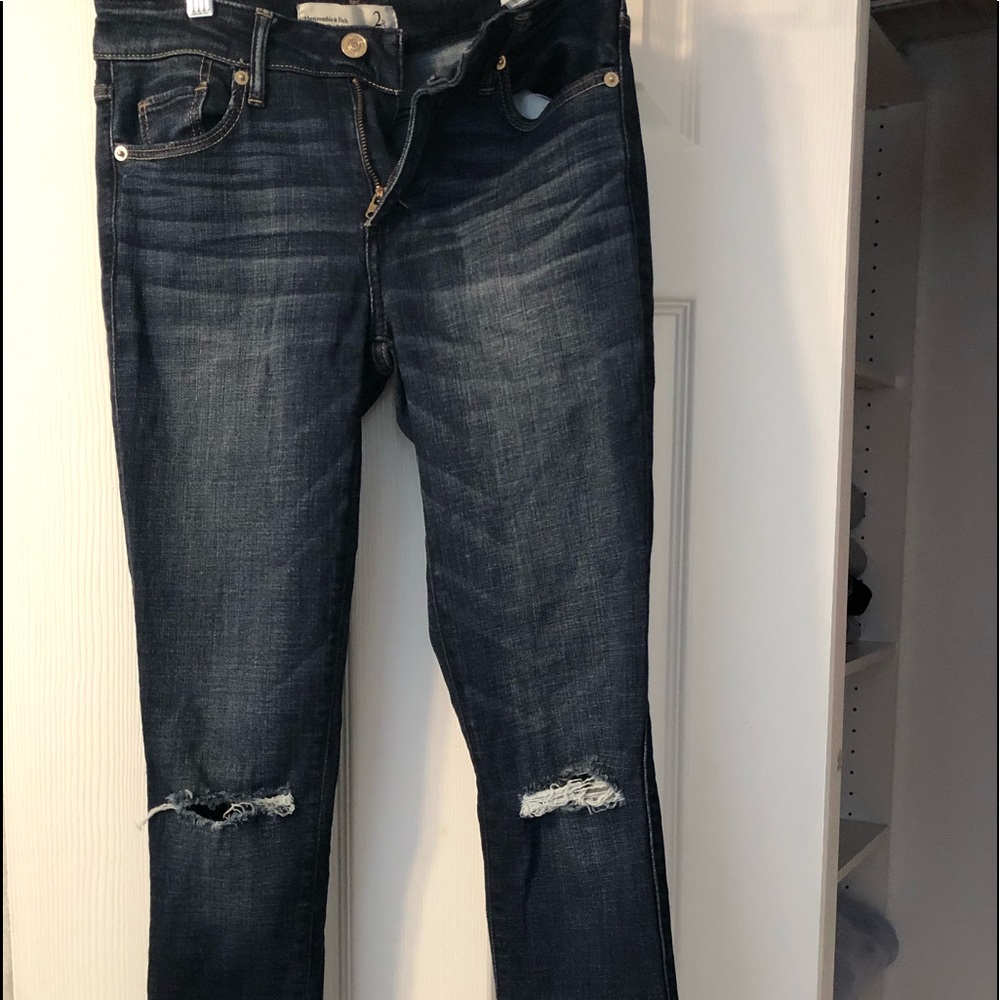 dark wash jeans w knee rips